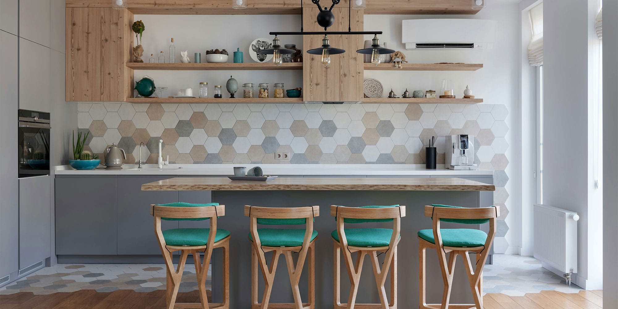 Tyylikäs ja moitteettoman siisti työpaikan taukotila ja keittiö. Esimerkki Omenasiivouksen laadukkaasta yrityssiivouksesta.