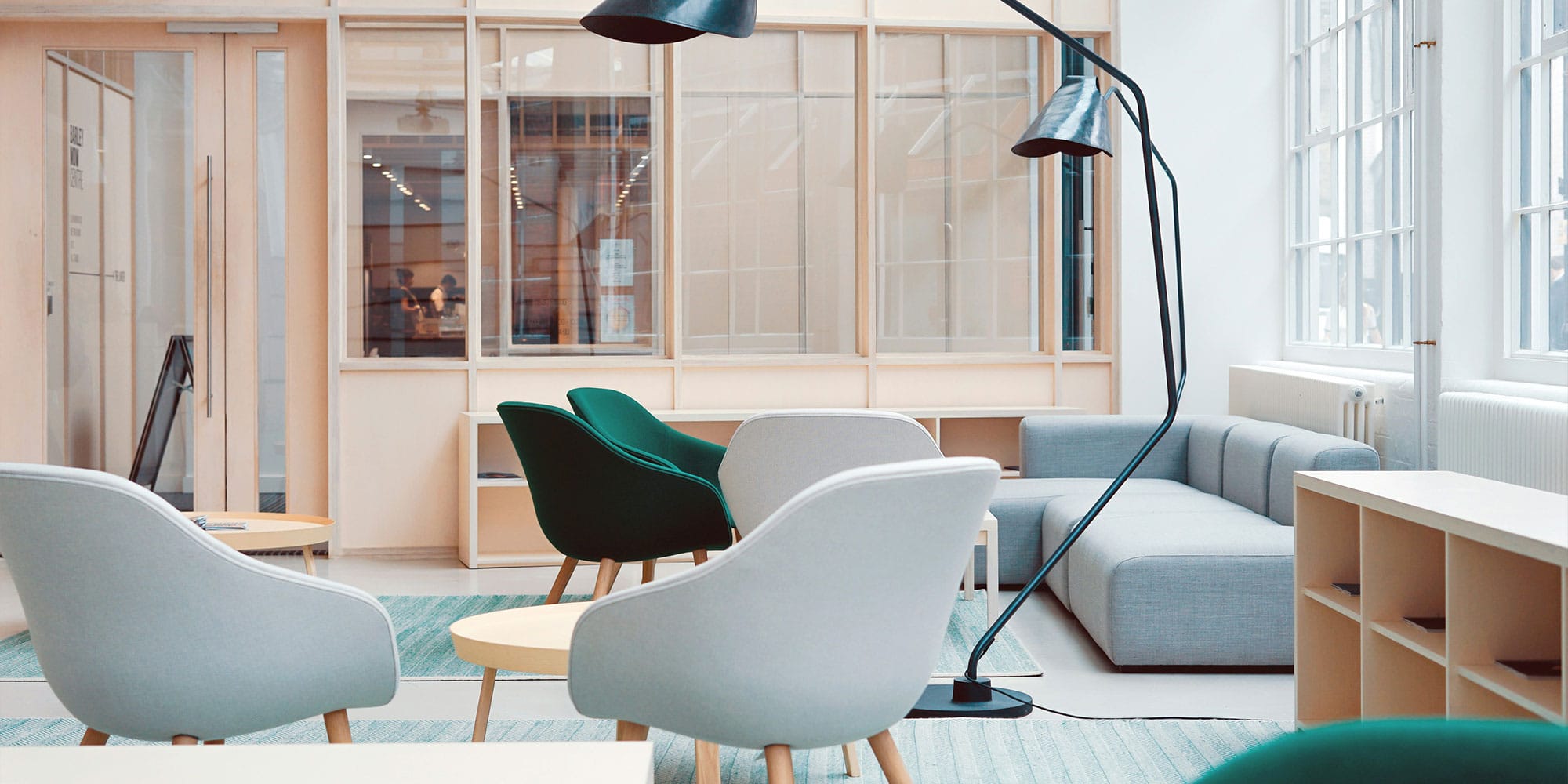 2025-omena-oleskelutila Siisti ja viihtyisä toimiston oleskelutila, jossa voi nauttia puhtaista tiloista ja hyvästä fiiliksestä.