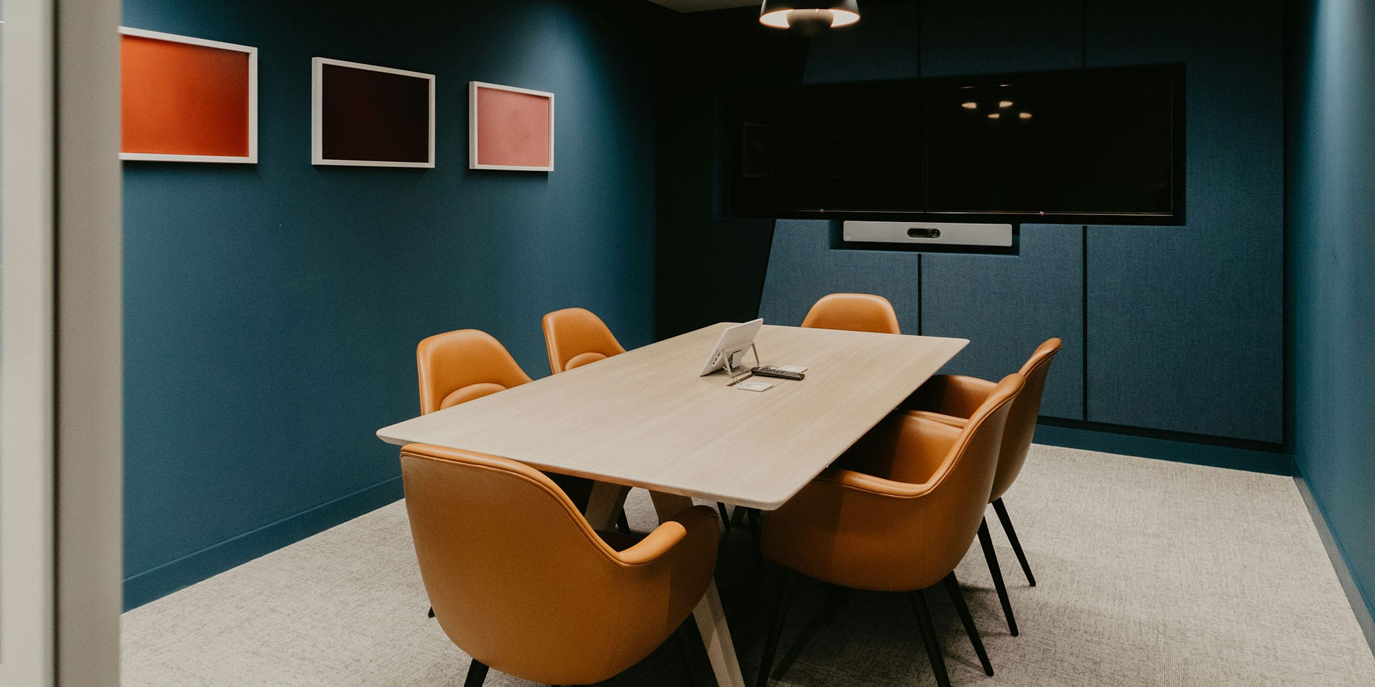 puhtaaksi ja tyylikkääksi siivottu kokoustila - tälläinen tila auttaa palavereissa keskittymään ja vieraat viihtyvät