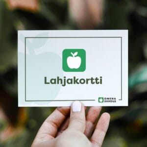Osta siivouslahjakortti Omenasiivoukselta. Kuvassa käsi, joka ojentaa yrityksen lahjakorttia.