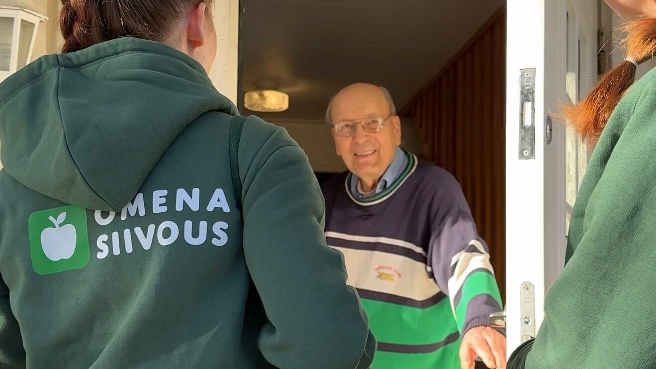 Omenasiivouksen vihreäpaitaiset työntekijät ovat aina tervetulleita.