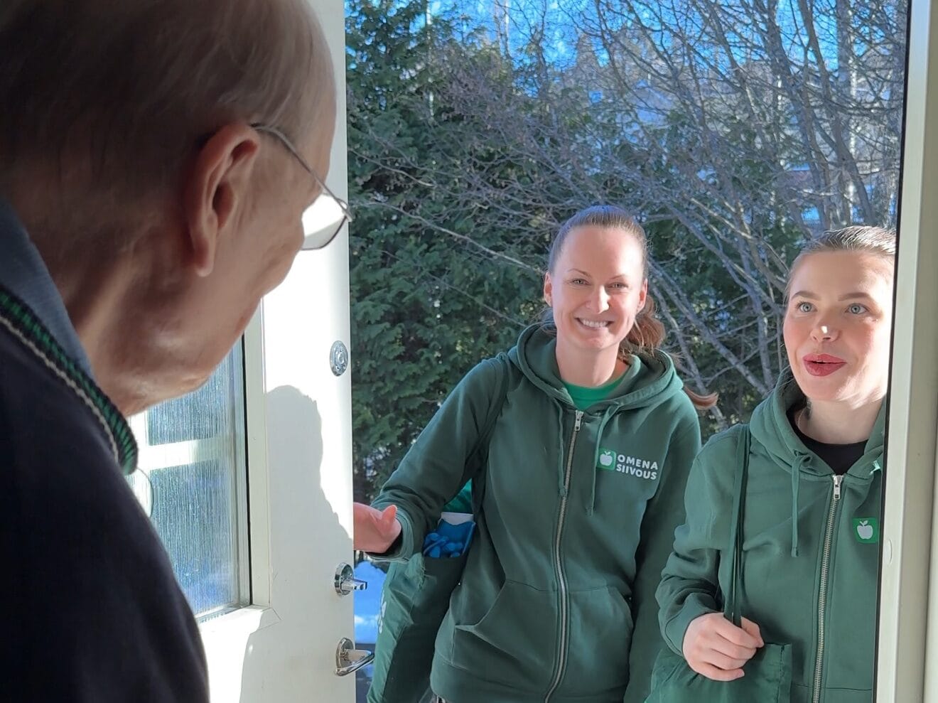 Hyväntuuliset ja luotettavat siivouspalvelun työntekijät valmiina työhön.