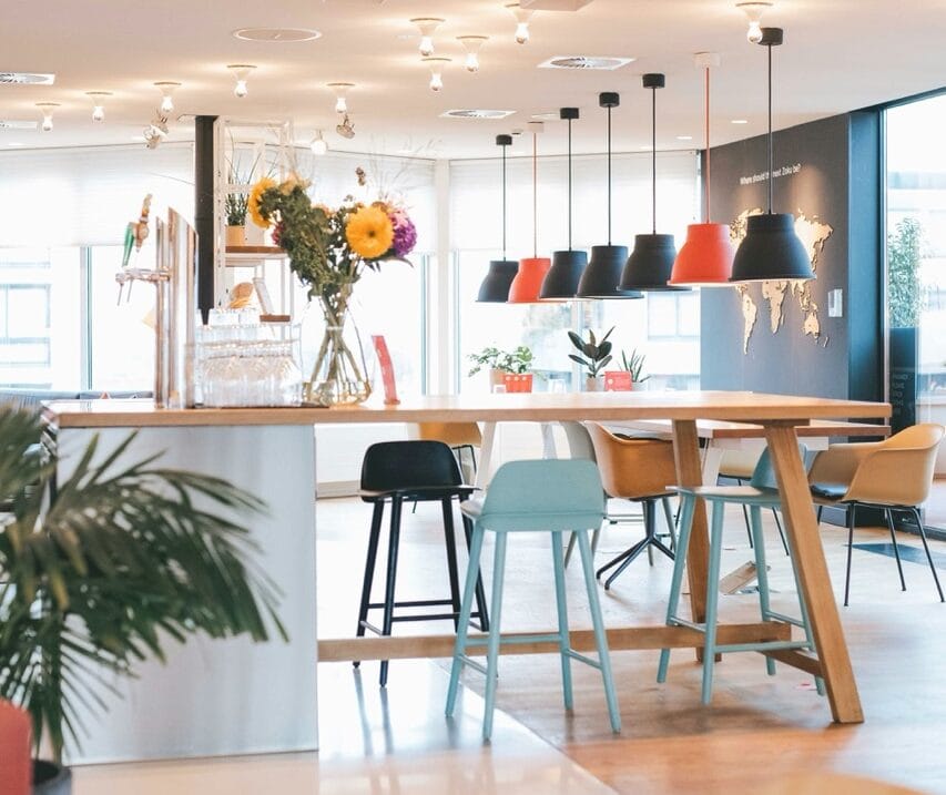 Omenasiivous - Toimistosiivous Moderni ja monipuolinen toimitila, jonka siivous suunnitellaan joustavasti asiakkaan tarpeiden ja budjetin mukaan.